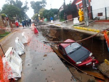 Megasocavón se tragó autos y postes en Horcón: Balneario está sin luz ni agua