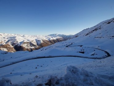 Turistas atrapados en la nieve son trasladados a centro de esquí por seguridad