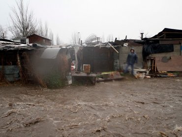 Se desbordó el canal Santa Marta en la comuna de Maipú