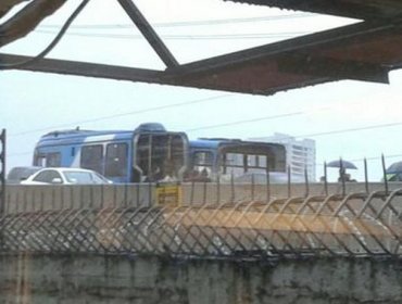 Bus del Transantiago se parte en dos tras volcar en Costanera Norte