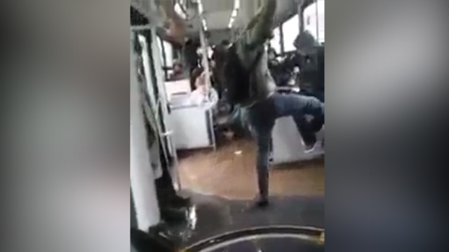 Video: Llovió tanto que hasta un bus del Transantiago se inundó