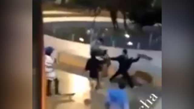 Video: Joven recibe violenta golpiza de skaters en Arica