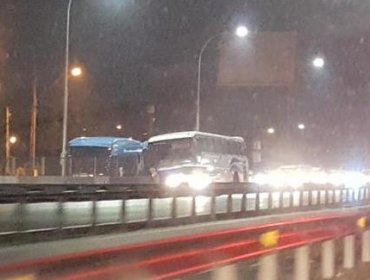 Colisión de bus con barrera de contención deja 13 lesionados en Autopista Central