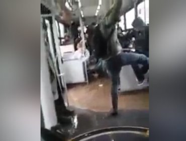 Video: Llovió tanto que hasta un bus del Transantiago se inundó