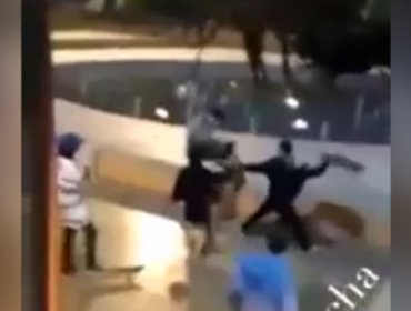 Video: Joven recibe violenta golpiza de skaters en Arica