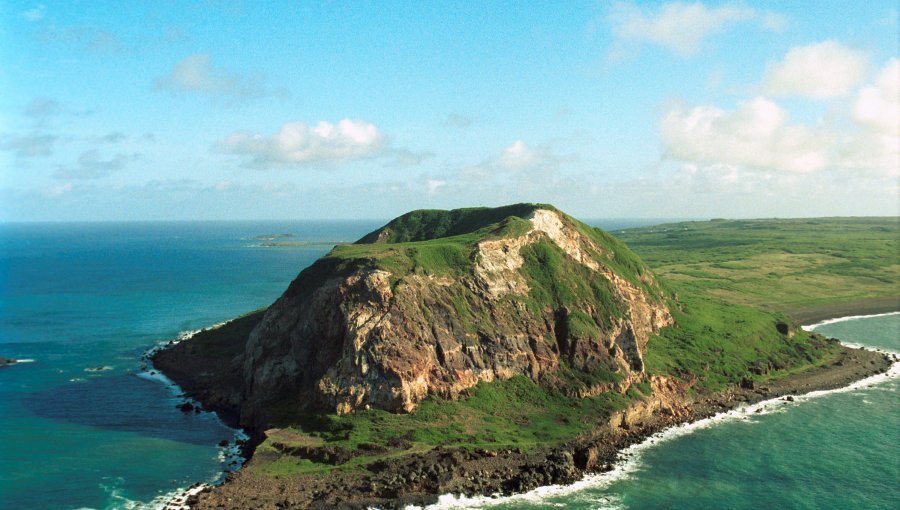 Detectan erupciones en la isla volcánica de Iwojima, al sur de Japón