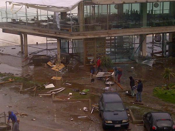 Video: Las olas destruyen restorán en el borde costero de Viña del Mar