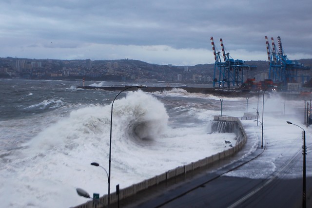 Marejadas causan daños en borde costero de Valparaíso, Viña del Mar y Concón