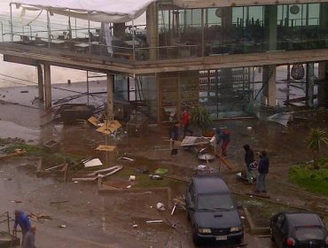 Video: Las olas destruyen restorán en el borde costero de Viña del Mar