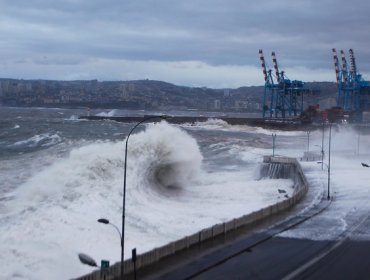 Marejadas causan daños en borde costero de Valparaíso, Viña del Mar y Concón