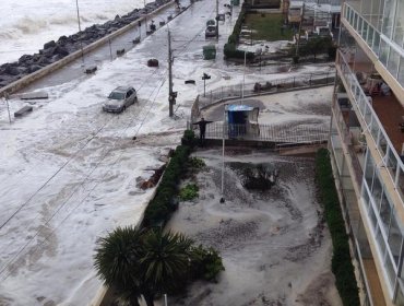 Olas arrasan con autos, kioskos y mobiliario en Avenida Perú en Viña del Mar