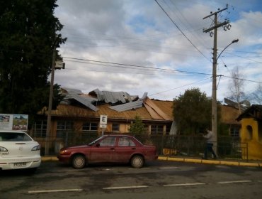 Ñuble: Fuertes vientos vuelan techumbres y dejan escuela damnificada