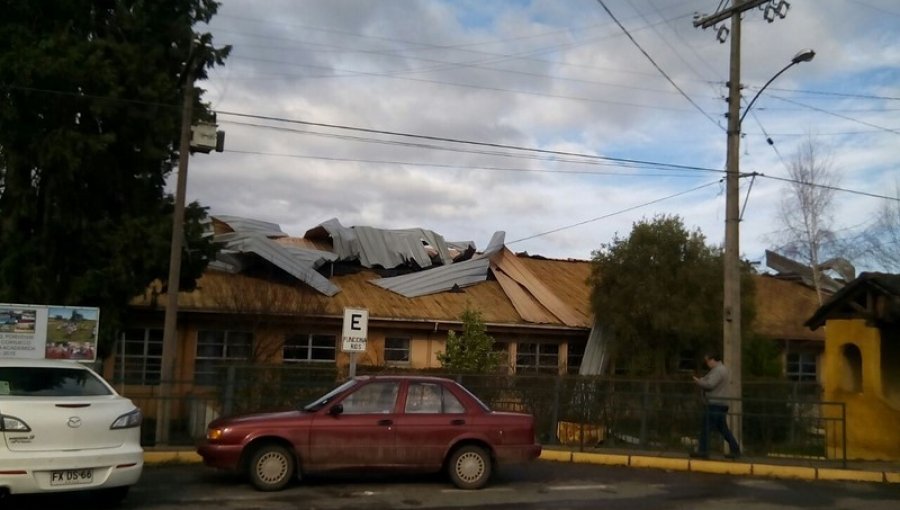 Ñuble: Fuertes vientos vuelan techumbres y dejan escuela damnificada