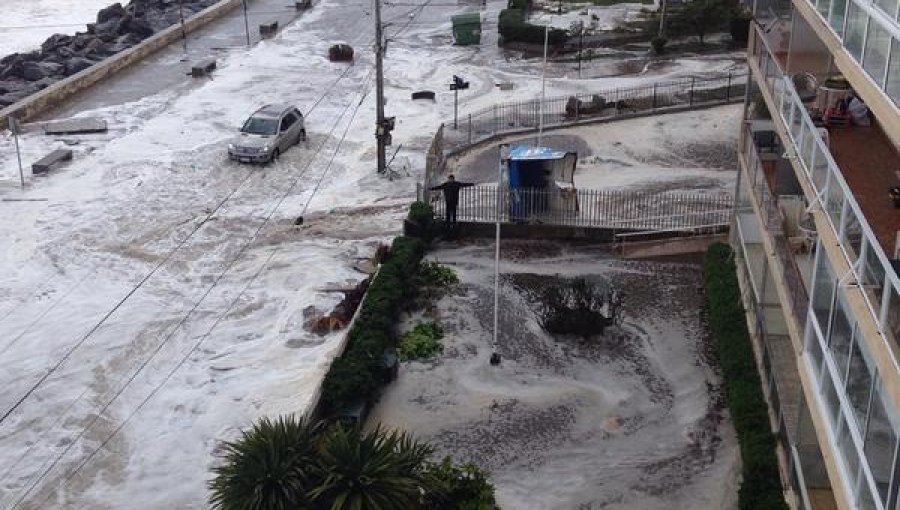 Olas arrasan con autos, kioskos y mobiliario en Avenida Perú en Viña del Mar