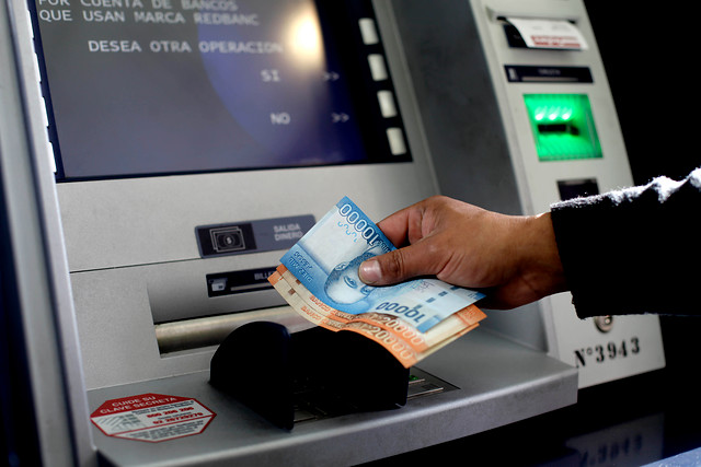 Antisociales estallan cajeros automáticos al interior de supermercado en Bilbao