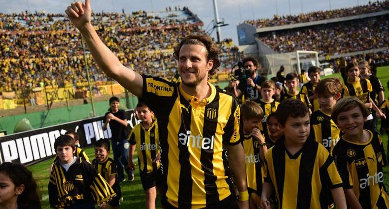 Diego Forlán anota doblete en su debut con Peñarol