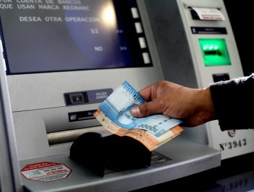 Antisociales estallan cajeros automáticos al interior de supermercado en Bilbao