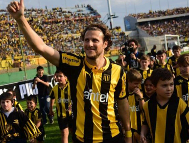 Diego Forlán anota doblete en su debut con Peñarol