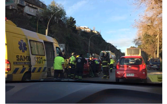 Valparaíso: Colisión vehicular genera congestión en subida Santos Ossa