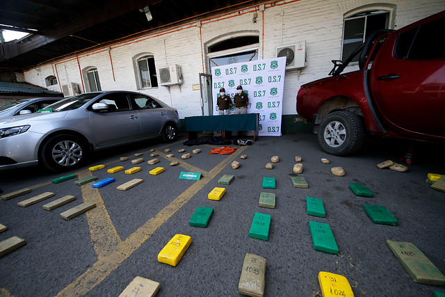 Detienen a dos bolivianos y seis chilenos por internar 34 kilos de droga
