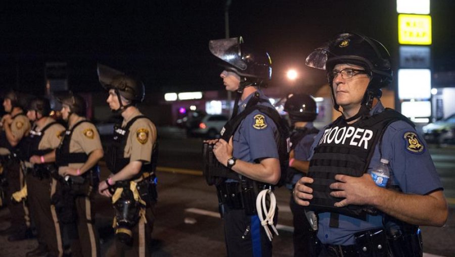 Un herido deja tiroteo en aniversario de muerte joven negro en Ferguson, EEUU