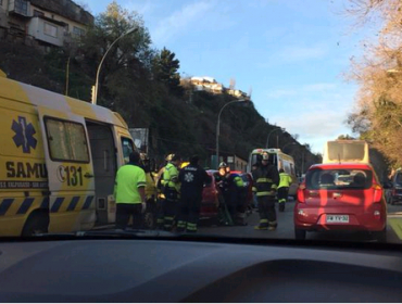 Valparaíso: Colisión vehicular genera congestión en subida Santos Ossa