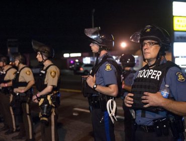 Un herido deja tiroteo en aniversario de muerte joven negro en Ferguson, EEUU