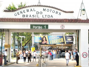 Empleados de General Motors en Brasil se declaran en huelga por despidos