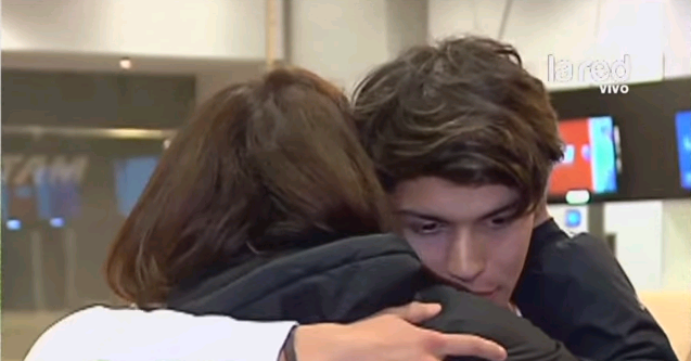 Captan el desconsolado llanto de Ivette Vergara en aeropuerto despidiendo a su hijo