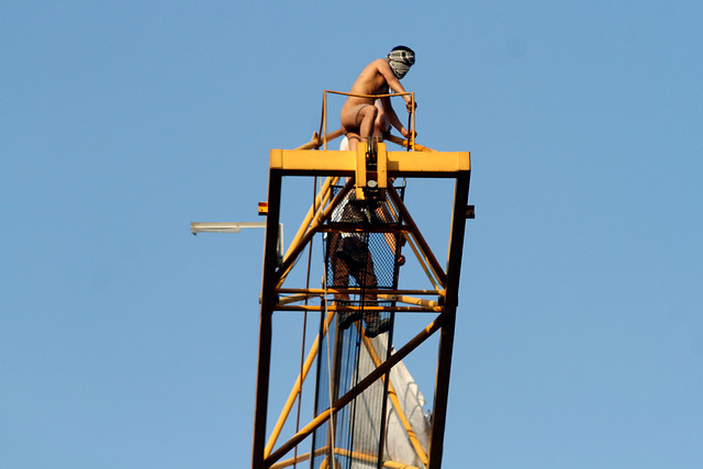 Trabajadores del metro protestan desnudos