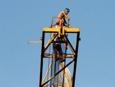 Trabajadores del metro protestan desnudos