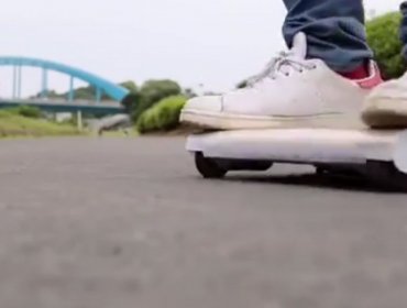 Video: Ingeniero japonés inventa skate a batería que cabe en bolso pequeño