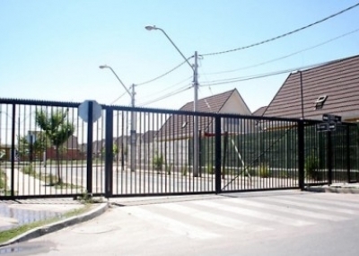 Medio centenar de familias sufren en Villa Bernales por casas mal construidas
