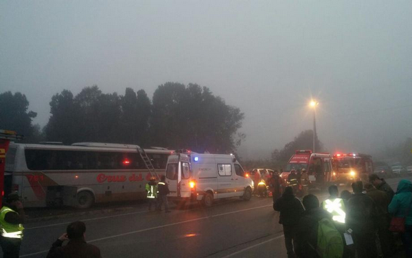 Un muerto y 28 lesionados en choque entre bus y camioneta en Chonchi