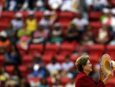 Rousseff se arropa con miles de mujeres que alertan sobre un supuesto "golpe"