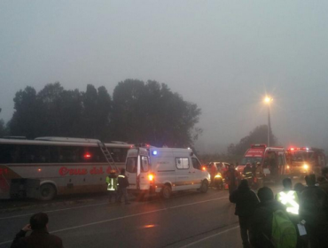 Un muerto y 28 lesionados en choque entre bus y camioneta en Chonchi