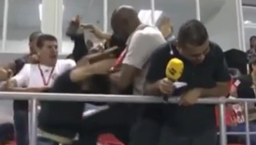 Video: Entrenador de Costa Rica protagoniza gran pelea contra hincha