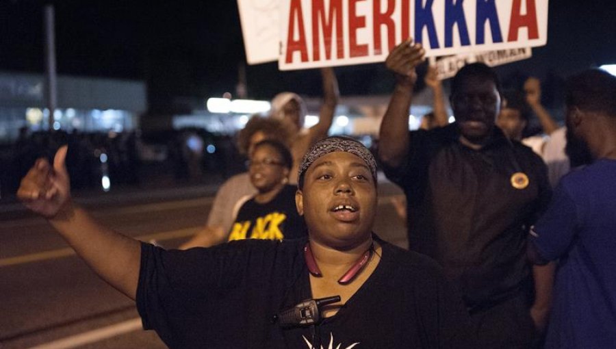 Ferguson busca un punto y aparte tras hacer historia con su protesta racial