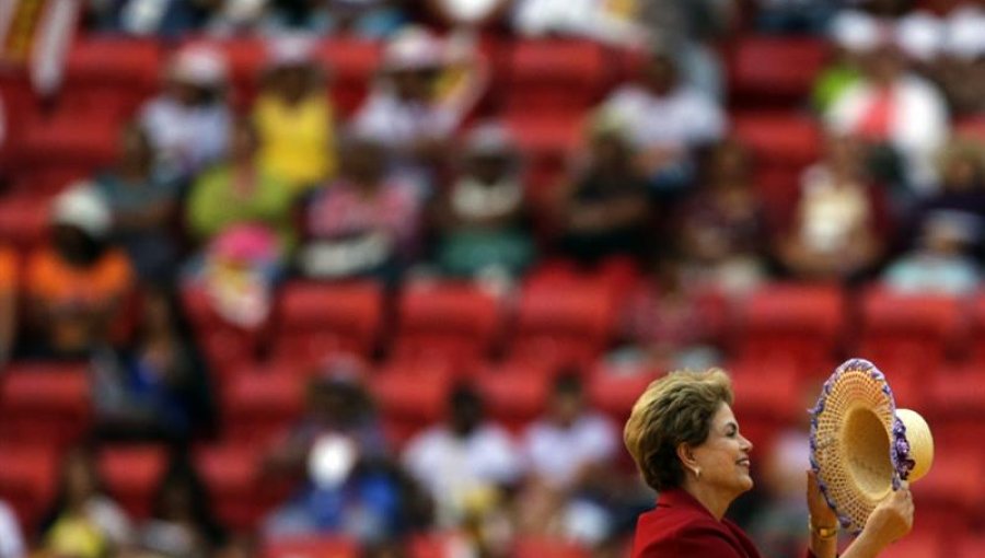 Rousseff se arropa con miles de mujeres que alertan sobre un supuesto "golpe"