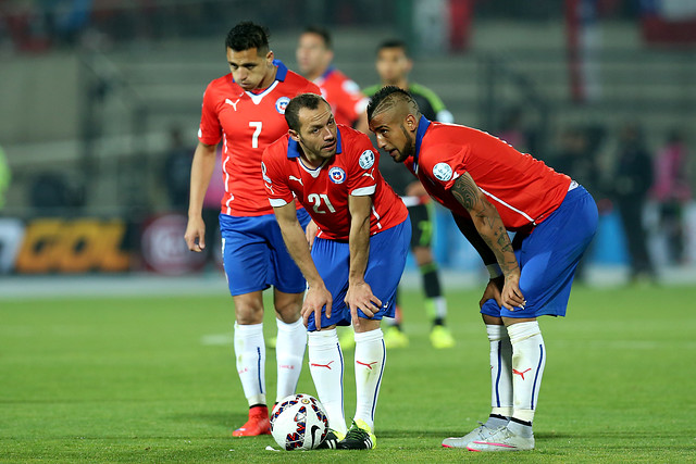 Arturo Vidal y Marcelo Díaz se dedican saludos en previa de Bayern-Hamburgo