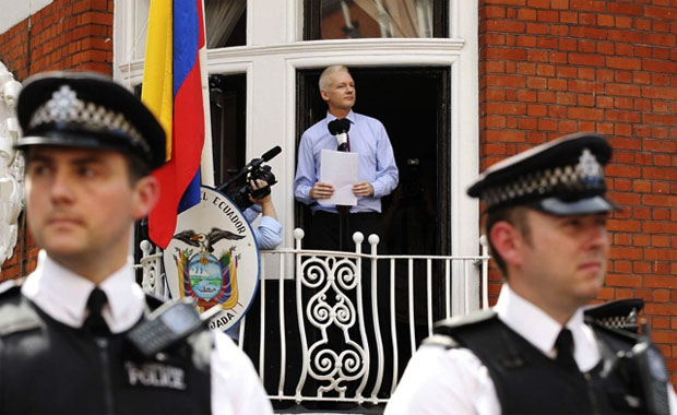 Londres protestará ante Ecuador por dar asilo a Assange