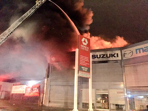 Millonarias pérdidas deja voraz incendio en Iquique