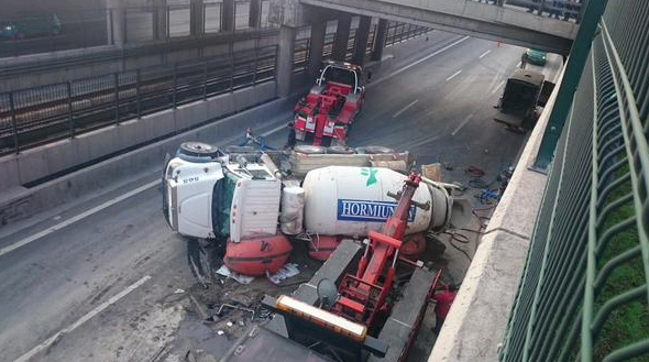 Camión volcado genera enorme congestión en Vespucio Sur