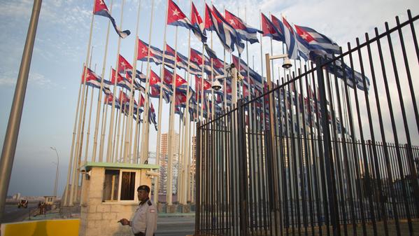 Embajada de EEUU ya luce cartel con su nombre a la espera de izar la bandera