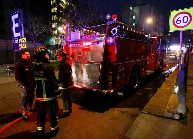 Piso afectado por incendio en Facultad de Medicina UC sufrió daños menores