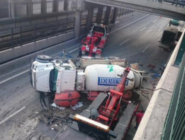 Camión volcado genera enorme congestión en Vespucio Sur