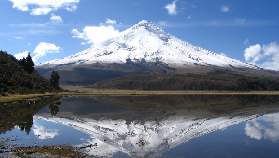 Registran dos explosiones freáticas en el volcán Cotopaxi de Ecuador