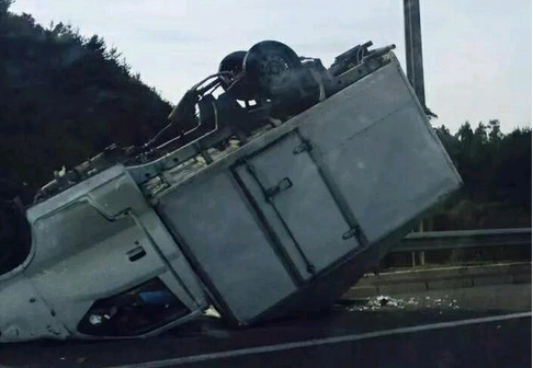 Viña del Mar: Camión volcado en Ruta Las Palmas genera congestión