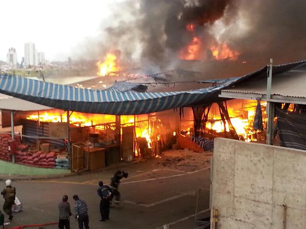 Bomberos logran controlar incendio que afectó a Terminal Agropecuario en Iquique