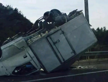 Viña del Mar: Camión volcado en Ruta Las Palmas genera congestión